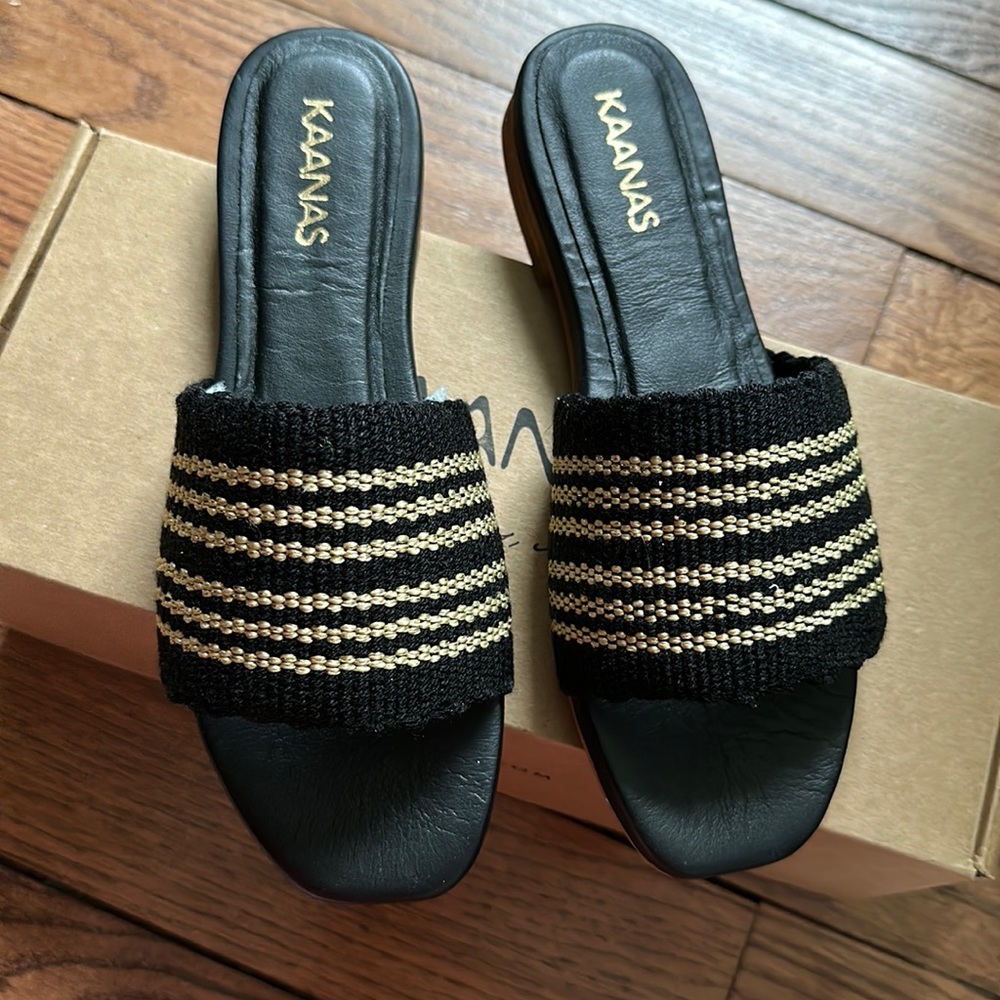 NWT KAANAS Muar slide sandals